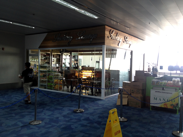 奥に[SMOKING LAUNGE]