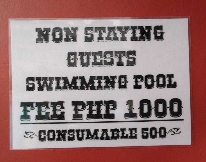 ルーフトップの壁に貼り付けてありました。