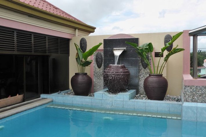 屋上に有るプールです。小さいですが雰囲気は良いです。