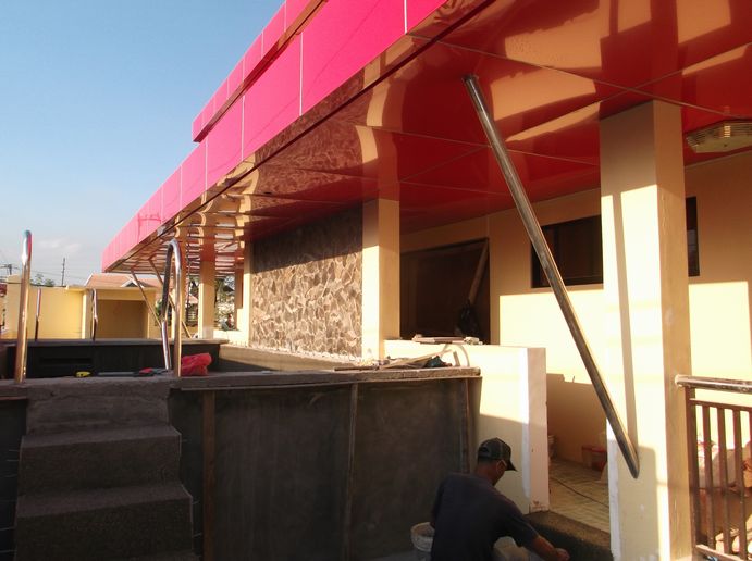 道路に面した正面2階の工事中のプールです