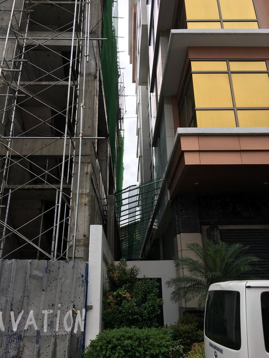 セントラルパークと建設中ビルの間隔