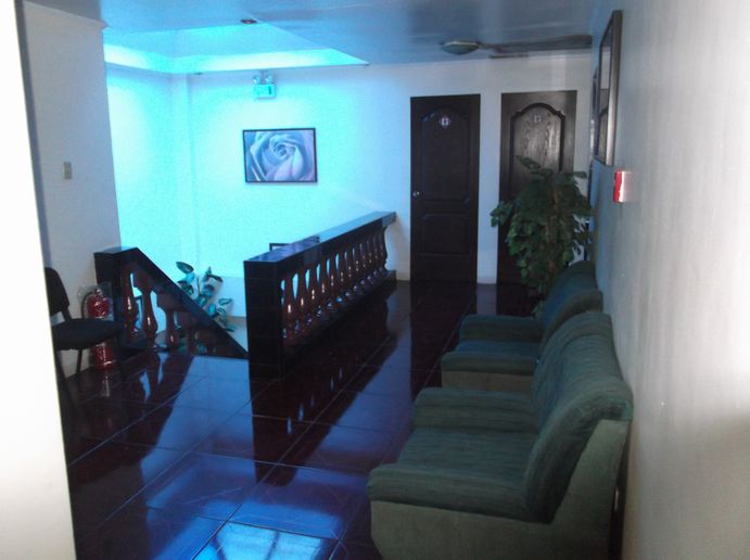 階段を上がった3階のホワイエ。ソファーが置いてありますが使う客が居るのか？