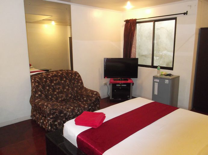 真っ白のシーツは合格ですが、バスタオルが色付きなのは？しかもケバイ色