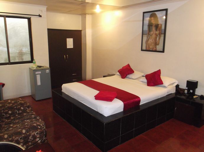 ロッカー内にセーフティBoxが有ります。写真では端っこしか写っていませんがソファーの手前にテーブルが有ります。