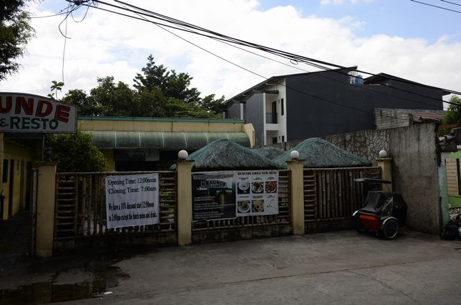 クイーンズHの裏の道から撮影 右奥の黒ぽい建物