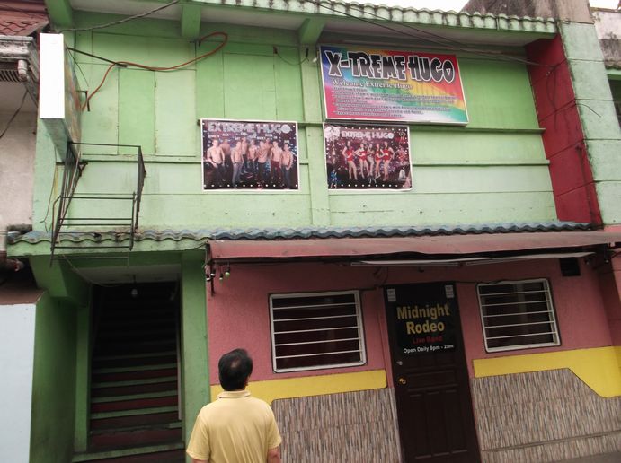 １階がミュージックBar　２階がホストクラブ　階段の左側がOld Mates