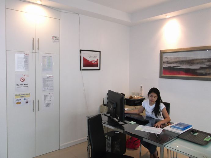 1階の真ん中辺りの部屋の1室がオフィースになっています。