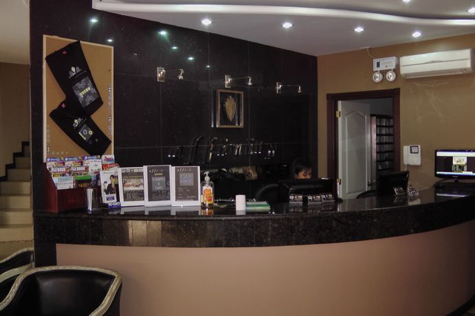 １階入り口左にあるフロント