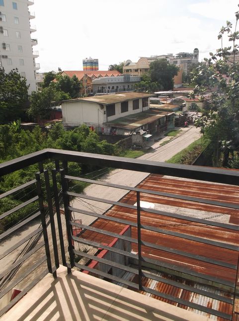 左奥の白い建物がカンディータワー、その右奥の虹色の建物がアメリカＨ、その右奥が新しくできたＡＢＣホテルの建て増しです。