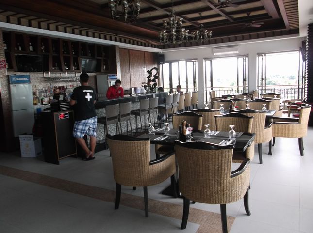 プールサイドのレストラン