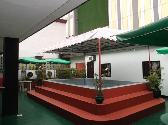 3階に小さなプールのような物が有りますが、水が入っていません。