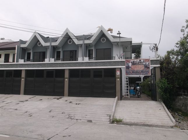 対象の物件は写真のアパートの裏側にあり、右端の所が出入口になります。なお、手前とその横のアパートも同じオーナーととのことです（フィリピン人）