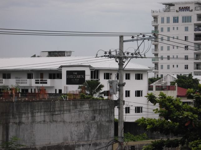 同じく(左がアンバサダー、右がカンディータワー