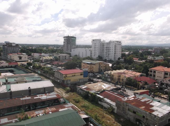 センターの白い建物はカンディー リアリティー