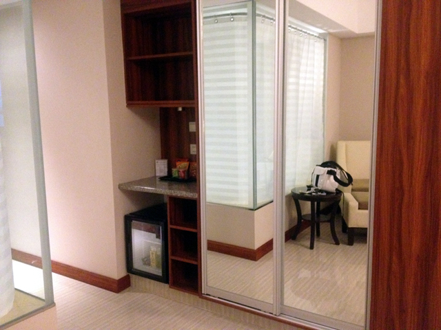 鏡のドアを開けるとセーフティーBOX有り。