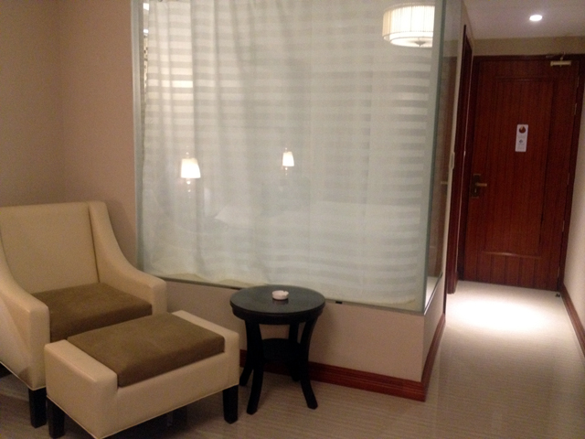 一人掛けのソファーとテーブル