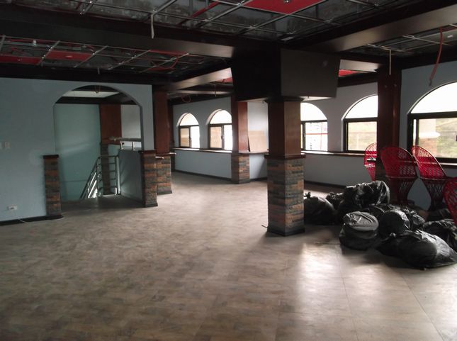 2階のスポーツ バー