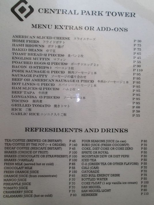 カウントダウンパーティーの余興を練習するスタッフたち。<br />ロビーにて。