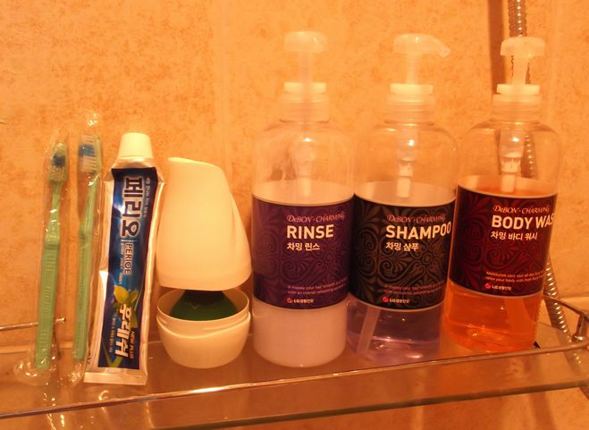 バスルームに置いてあったアメニティーです。<br />翌日から泊まった、セントラルパークタワーRは、プロモが終っているにかかわらず、相変わらず無料のアメニティーは、固形石鹸だけでしたので、ミュルスは、充実しています。<br />ハングル記載なので韓国から持ち込み？